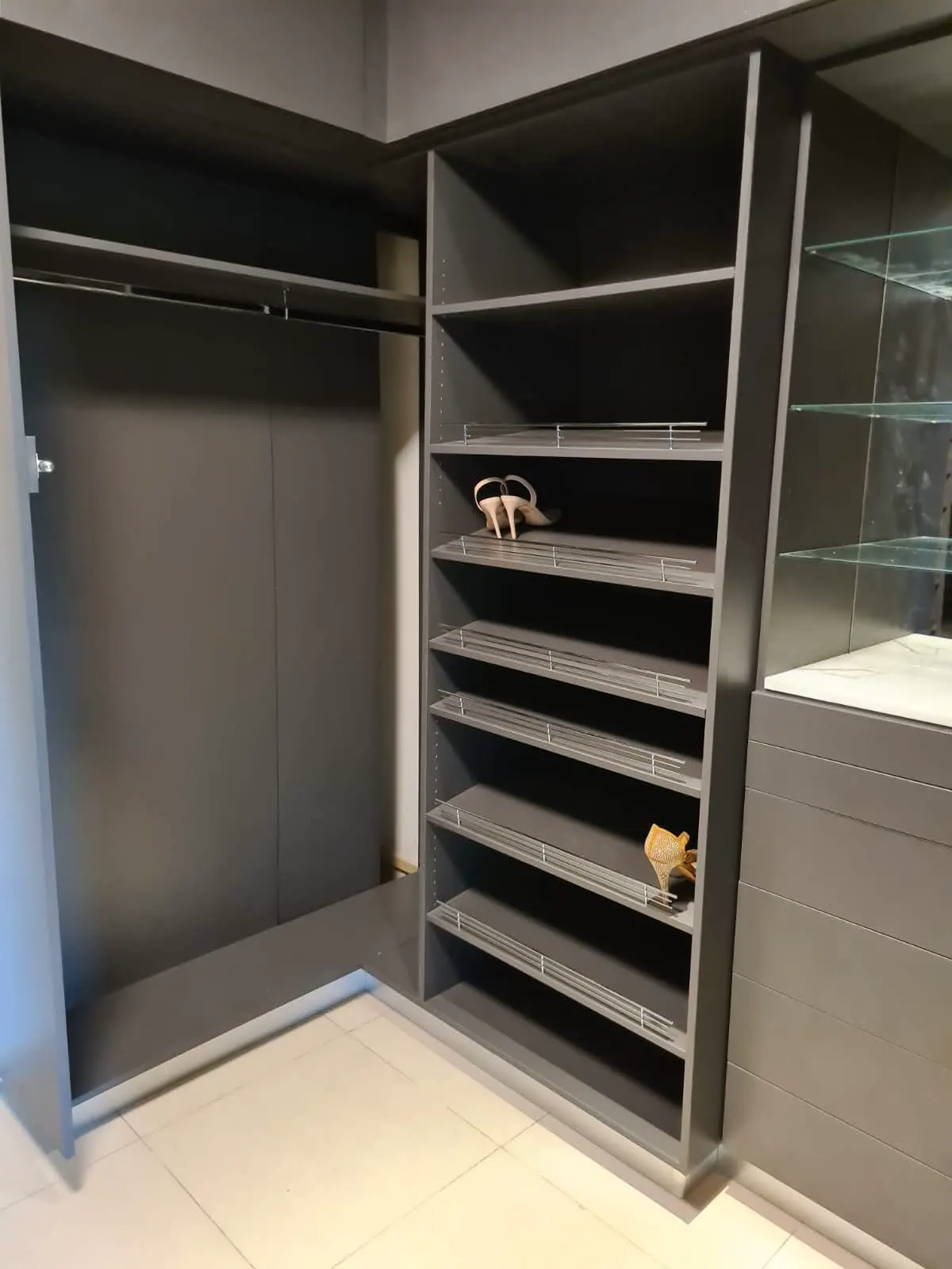Island wardrobe suite with integrated organization in Long Point Nevis